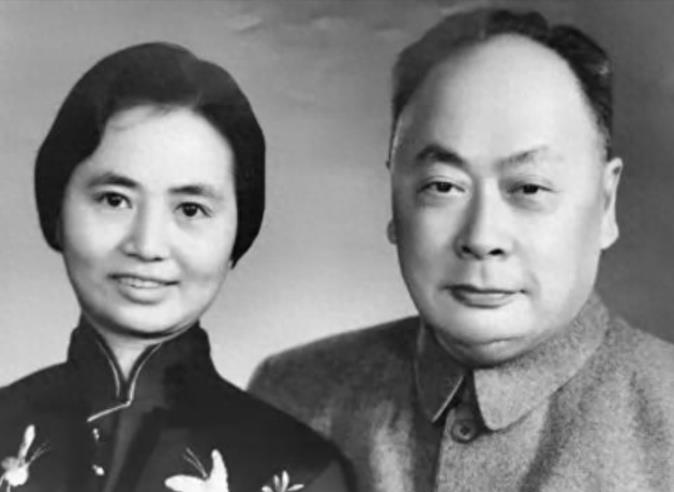 1942年5月25日，张茜生下儿子，陈毅看了一眼就要走，奥地利军医怒道：回来，接