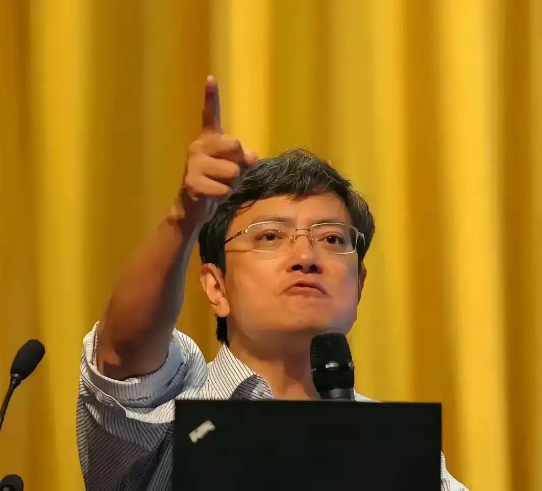 郑强教授一语惊人，他直言不讳地指出：“倘若战争真的逼近，你会惊奇地发现，那些驾驶