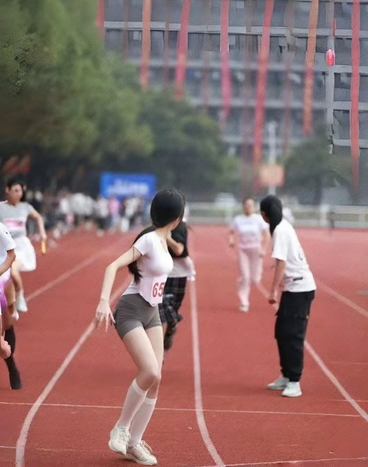 现在的学校运动会是真的卷起来了…