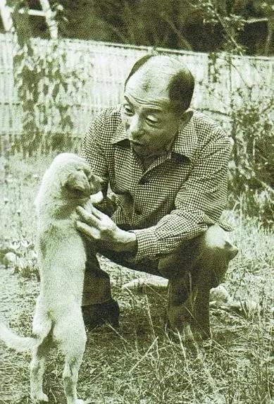 1938年除夕，在郴州幽禁的张学良无聊之余，和看管他的十几个特务在饭厅里推牌九玩