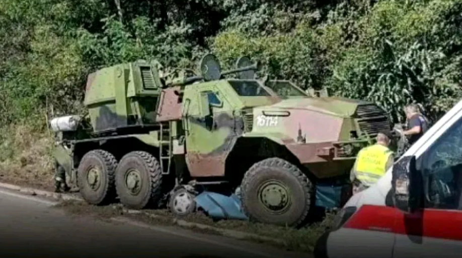 塞尔维亚一辆军车与民用车辆发生碰撞，导致民用车辆内五人遇难！
塞尔维亚军队一辆“