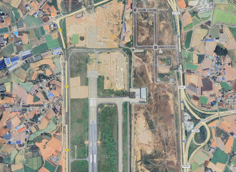 从事发机场的卫星图可以看出，务安国际机场跑道的尽头也是一堵围墙，虽然这种设计并不