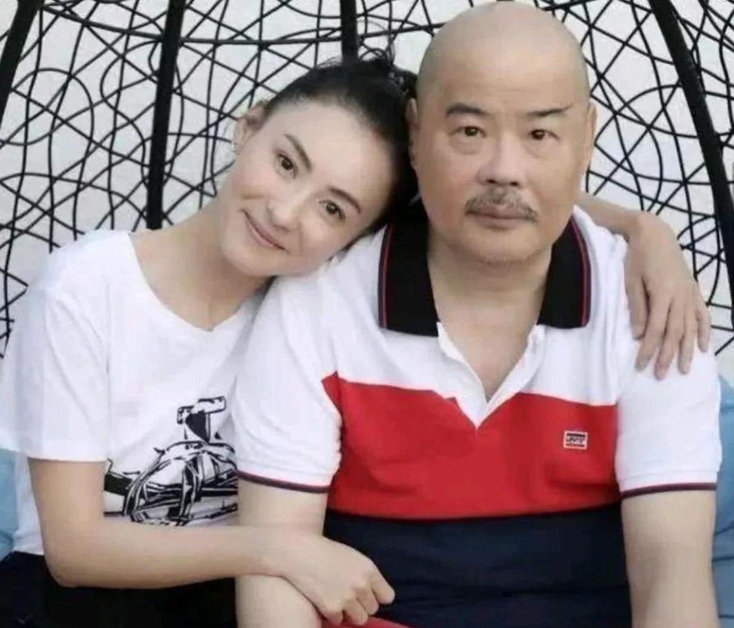 张柏芝与父亲的合影。
不得不感叹基因的强大
