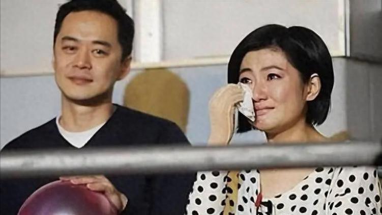 任家萱带儿子听音乐会，无遮挡任人拍照，手戴婚戒烧伤疤痕抢镜