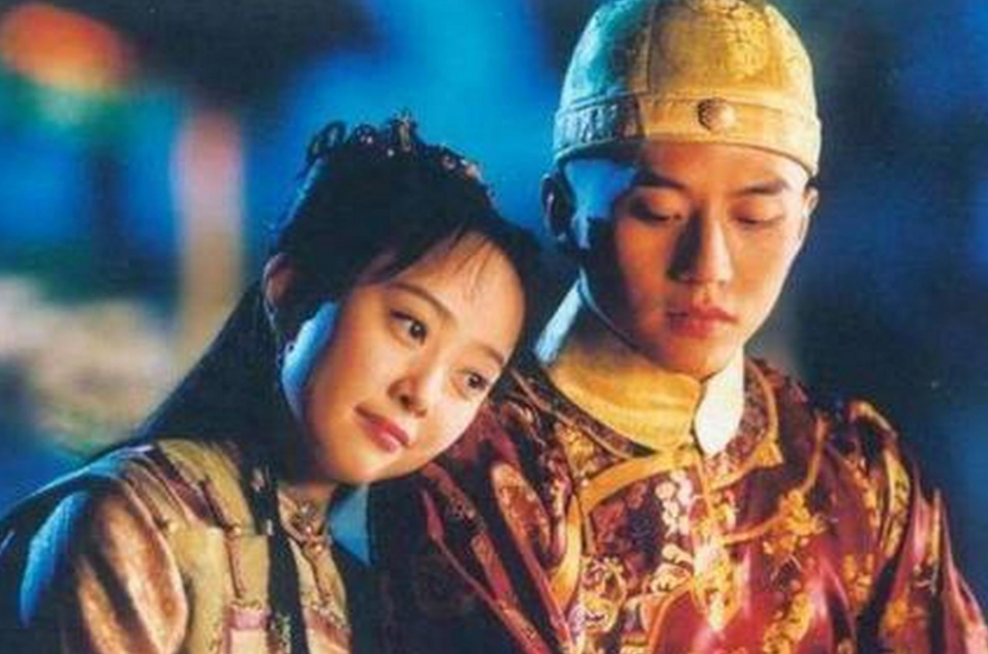 1665年，12岁的康熙与13岁的赫舍里大婚。当晚，皇后赫舍里迫不及待地掀开盖头