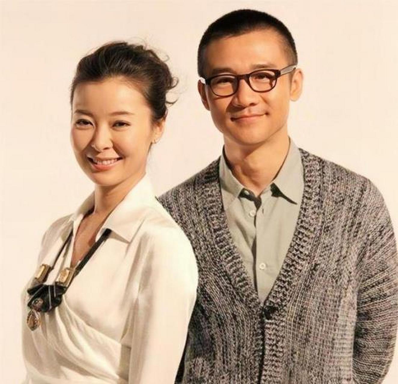 2011年，黄志忠爱上柯蓝，与结婚13年的发妻何音离婚。后来柯蓝成了舆论口中的“