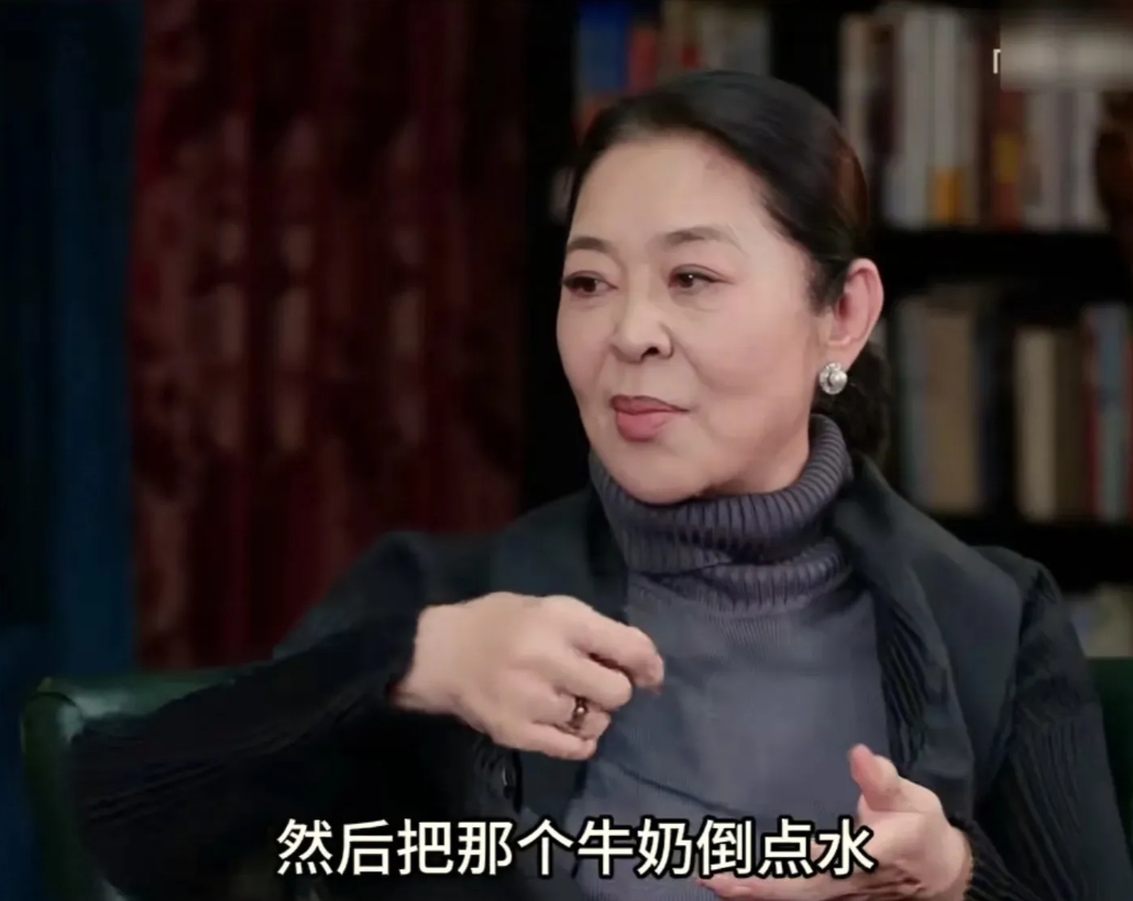 倪萍说，小时候哥哥吃过煎鸡蛋，妈妈就用锅里剩的油给她炒白菜。哥哥喝牛奶，就给她倒