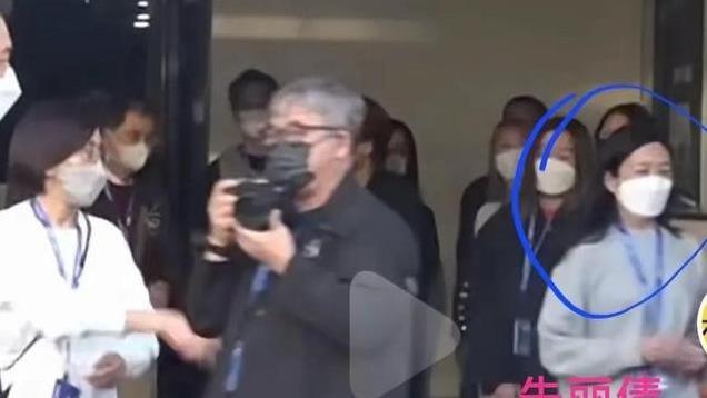 刘德华演唱会：朱丽倩穿800元运动鞋躲镜头，赖文慧大方发工作证