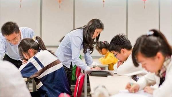教师群体炸锅：立法禁止寒暑假给子女补课，网友热议背后的教育焦虑