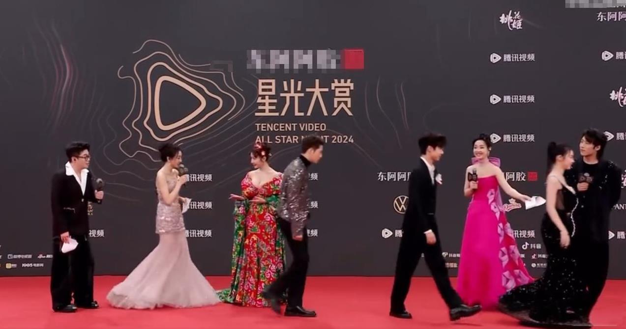 上淇是谁，这迷之操作，真是让人尴尬呀！

在同剧组的人都下台之后，上淇站在原地，