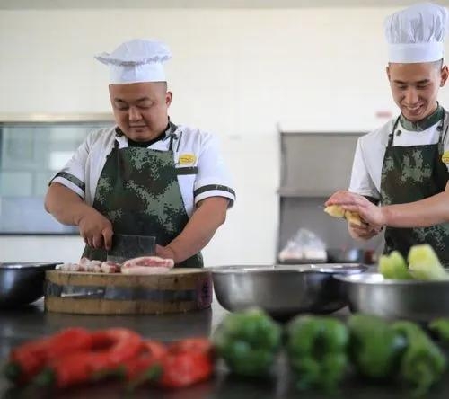 刚参军入伍时班长问我会点啥特长？我说厨子算吗？班长喜笑颜开，说那太算了啊，于是我
