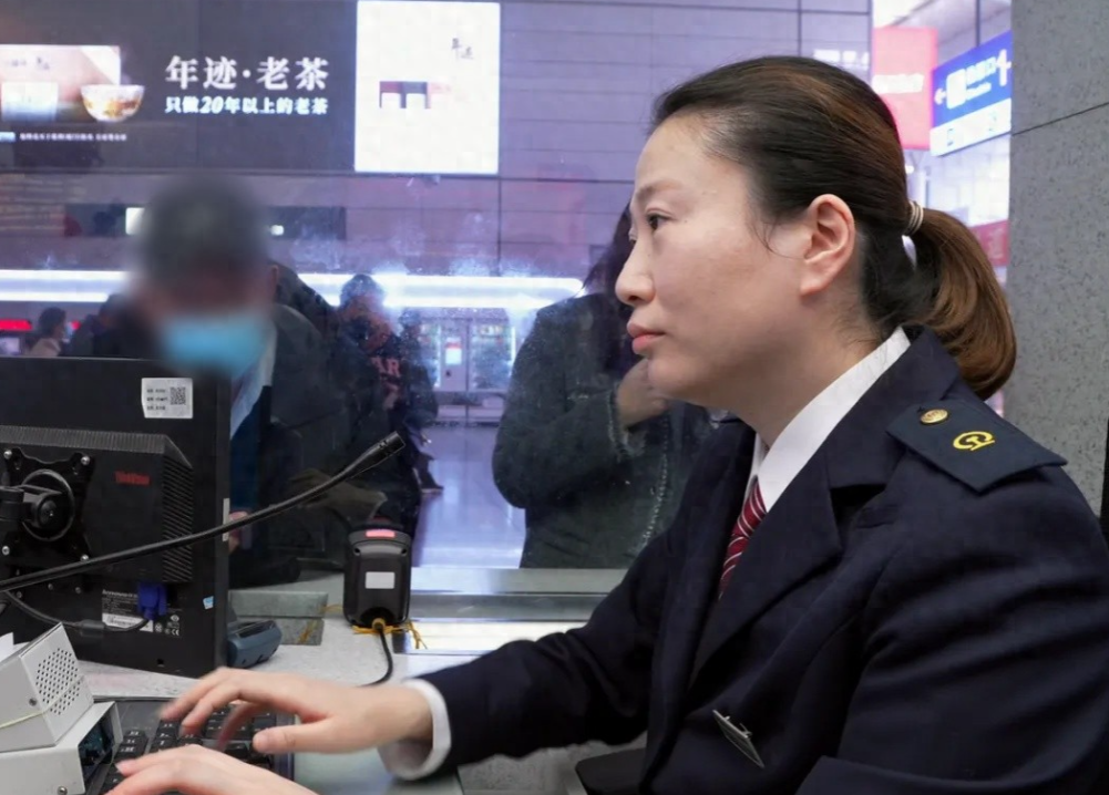 一顿操作猛如虎，一问工资2500？上海一售票员9小时内售出一千多张票，手速超快，