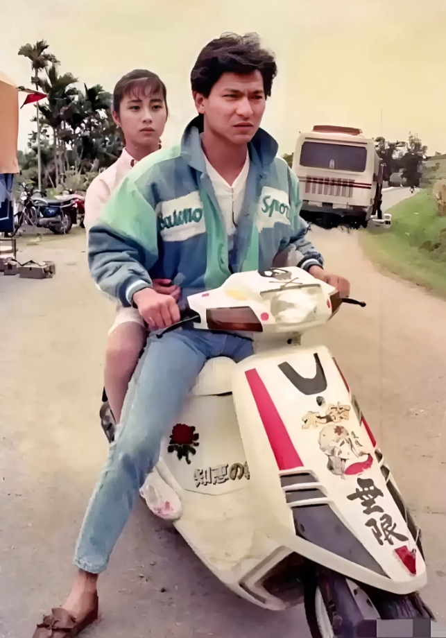 40年前旧照，刘德华后座“女生”气质长相绝佳，看着像王祖贤，她到底是谁呢