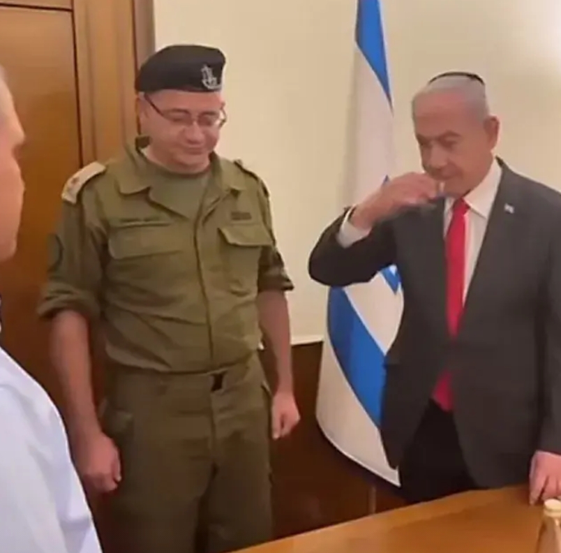 下面三张照片，以色列总理内塔尼亚胡和军方领导、情报部门领导共用一个杯子喝酒，哈马