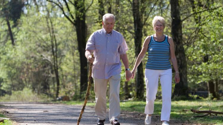长期走路能把六类病走没？医生建议：50岁后这样做，降低生病风险