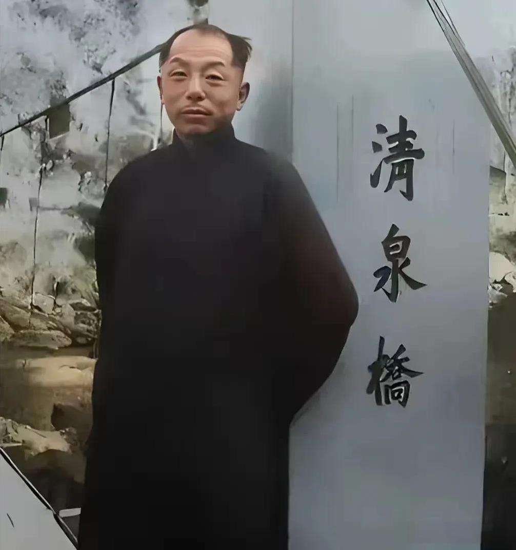 1953年，张学良在位于台湾省新竹县的清泉桥头留下了这张照片。
照片中，张学良