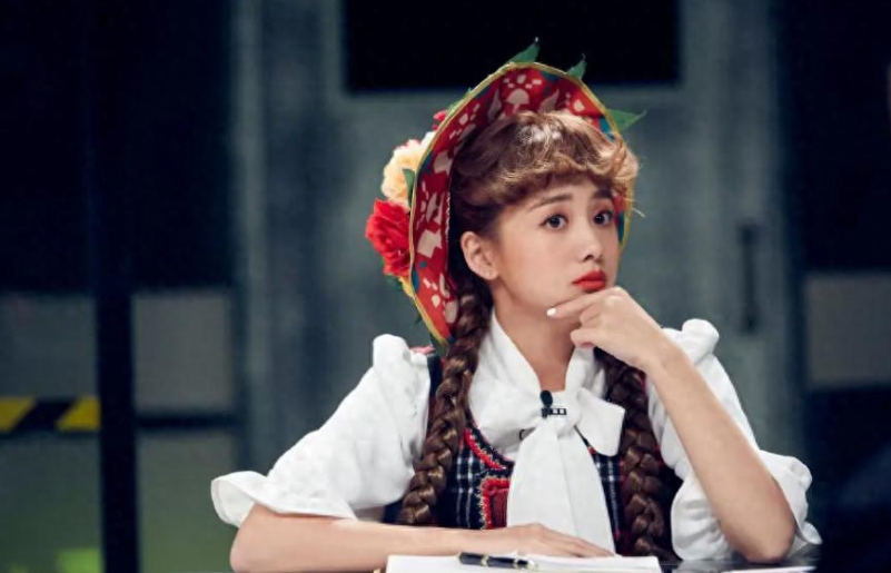 鬼鬼吴映洁从《黑糖玛奇朵》出道，以古灵精怪形象走红。近日她离谱官宣当妈，未婚且孩
