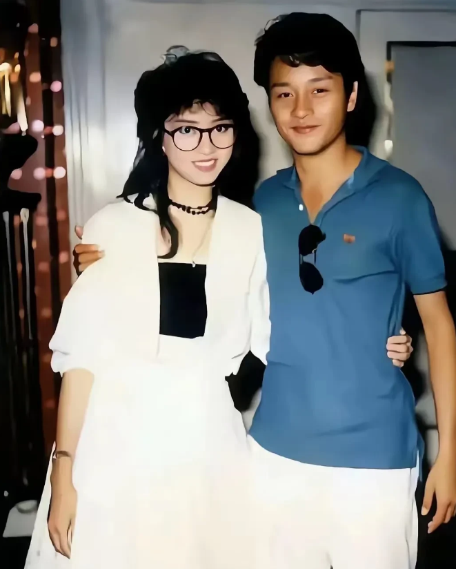 照片里的两个人，男的是张国荣一眼就能认出来。可女的就难说了，我说是梅艳芳，闺蜜非