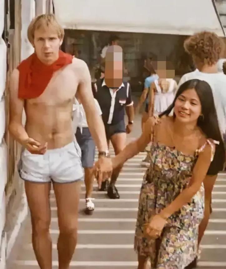 1979年，20岁的翁美玲和荷兰男友Rob逛街时被拍下了一张照片，可以看到两人手