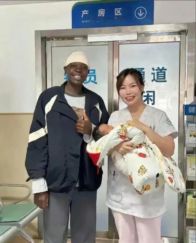 原来黑人的基因并没有想象中强大嘛，看吧，她就生下了一个黄小孩​​​