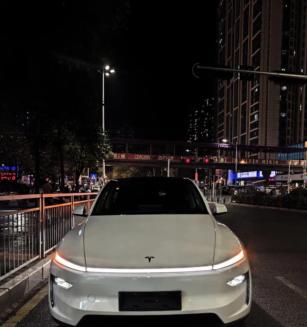 大家能不能说句实话？
好多人在网上黑焕新版ModelY，
说它的设计丑爆了。
朋