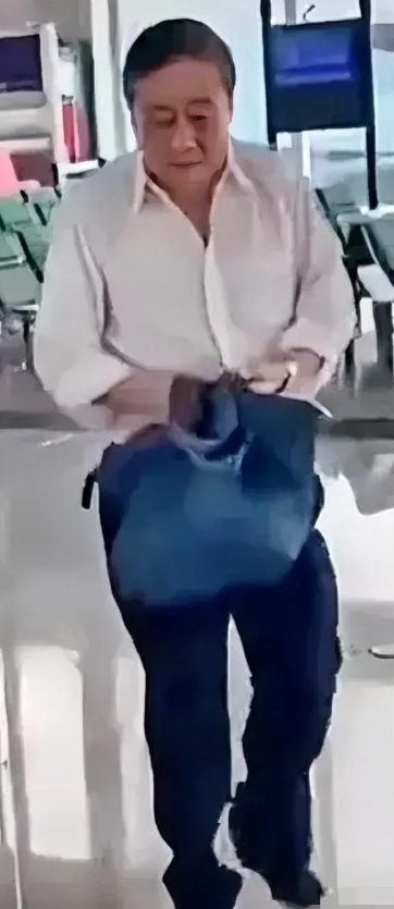 宗老板拿着手中的这个包，原来是一款女士包。起初是宗馥莉买的，后来不再使用，宗老板