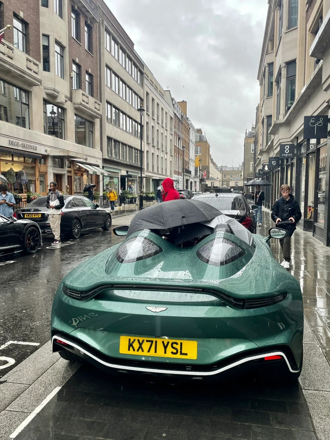 伦敦生存法则： 带伞
speedster很美 但是我还是绷不住了