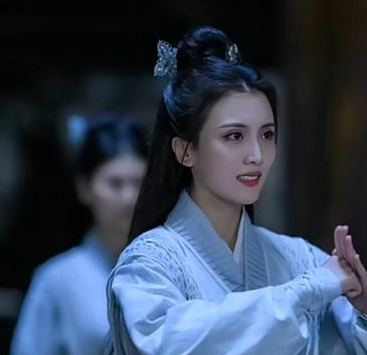 辽宁男篮球员赵继伟妻子晒出自己出演《鹊刀门传奇二》的美照庆祝元宵佳节，她配文写到