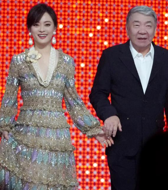孙俪出道多年，凭借扎实演技塑造众多经典角色，《甄嬛传》更是其代表作。此次现身甄嬛