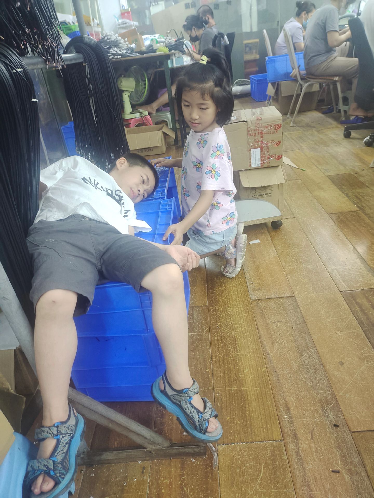 终于暑假了，神兽们都来到了爸妈上班的地方来过暑假了。
去年暑假我也是把孩子接过来