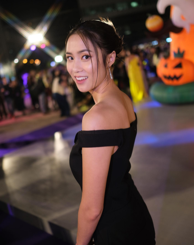 她目前是香港TVB当红花旦，参与很多电视剧，TVB要全力捧红她，长得还是挺漂亮