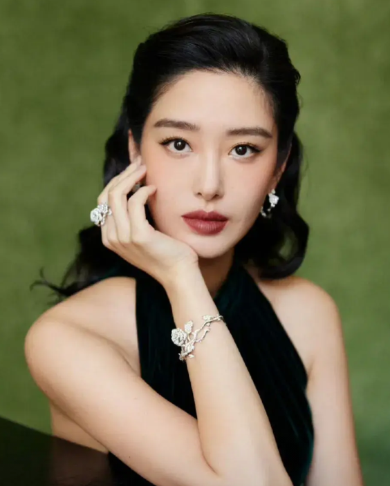 肖战压力好大，《射雕》女主女配都指着这部剧飞升呢。  
女主是京圈公主就不提了，