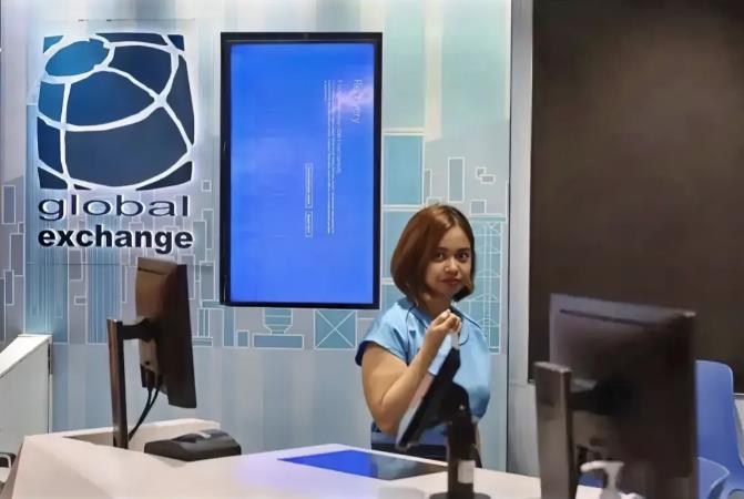 全球“蓝屏”，只剩中国。幸运！因为我们有“鸿蒙”。据媒体报道：周五的搭载Wind