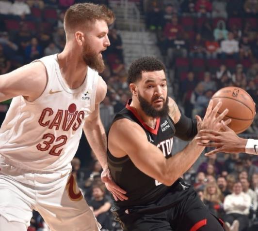 NBA赛季中，火箭队异军突起，击败西部雷霆和东部骑士，成为本赛季唯一双杀这两强的
