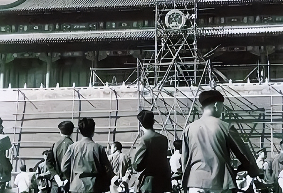 1969年末，中央打算拆掉天安门广场再重新建设，施工的时候，工人们在旧天安门的屋