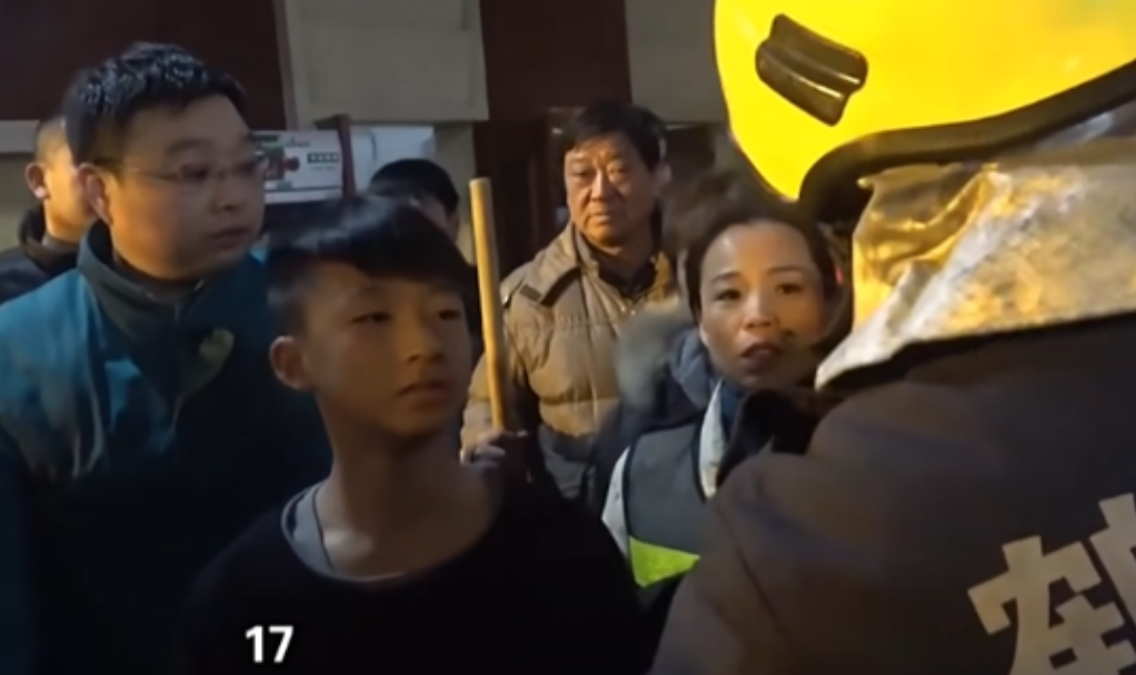 2019年，这个14岁的河南少年王泯燃6次只身倒立下到20米深的枯井里，救上来一