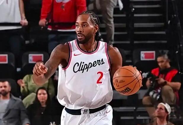 快船112-104胜黄蜂。伦纳德赛后称球队轮换阵容有时单打过多，需更精准。他赞赏