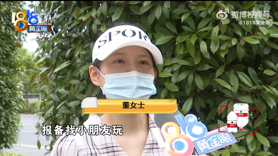 女子与保安互骂后，竟然接受了4箱牛奶作为赔偿，这个妈妈也太奇葩了！

董女士带女