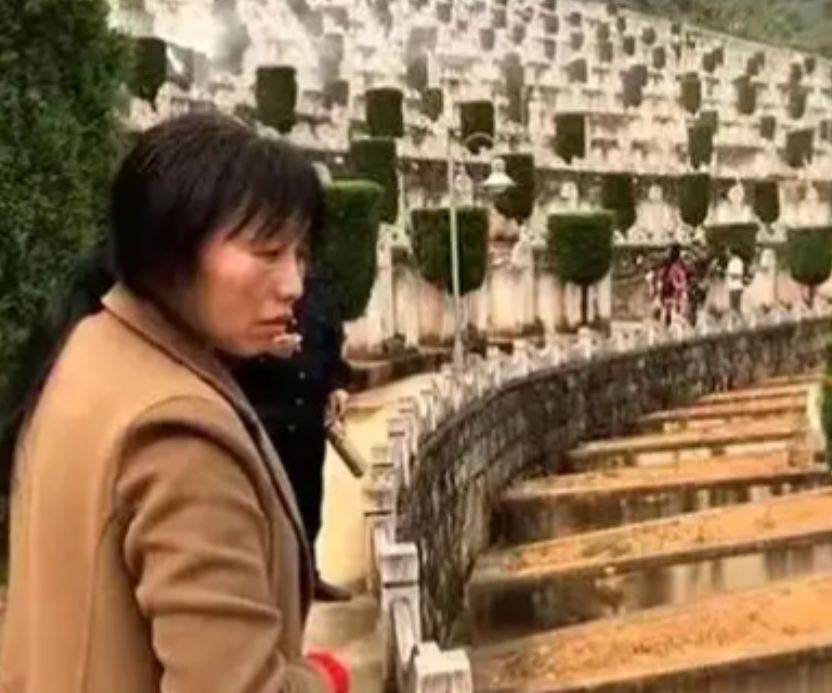 1984年，一战士壮烈牺牲，其新婚20天妻子拒绝改嫁，坚持生下遗腹子，多年后，妻