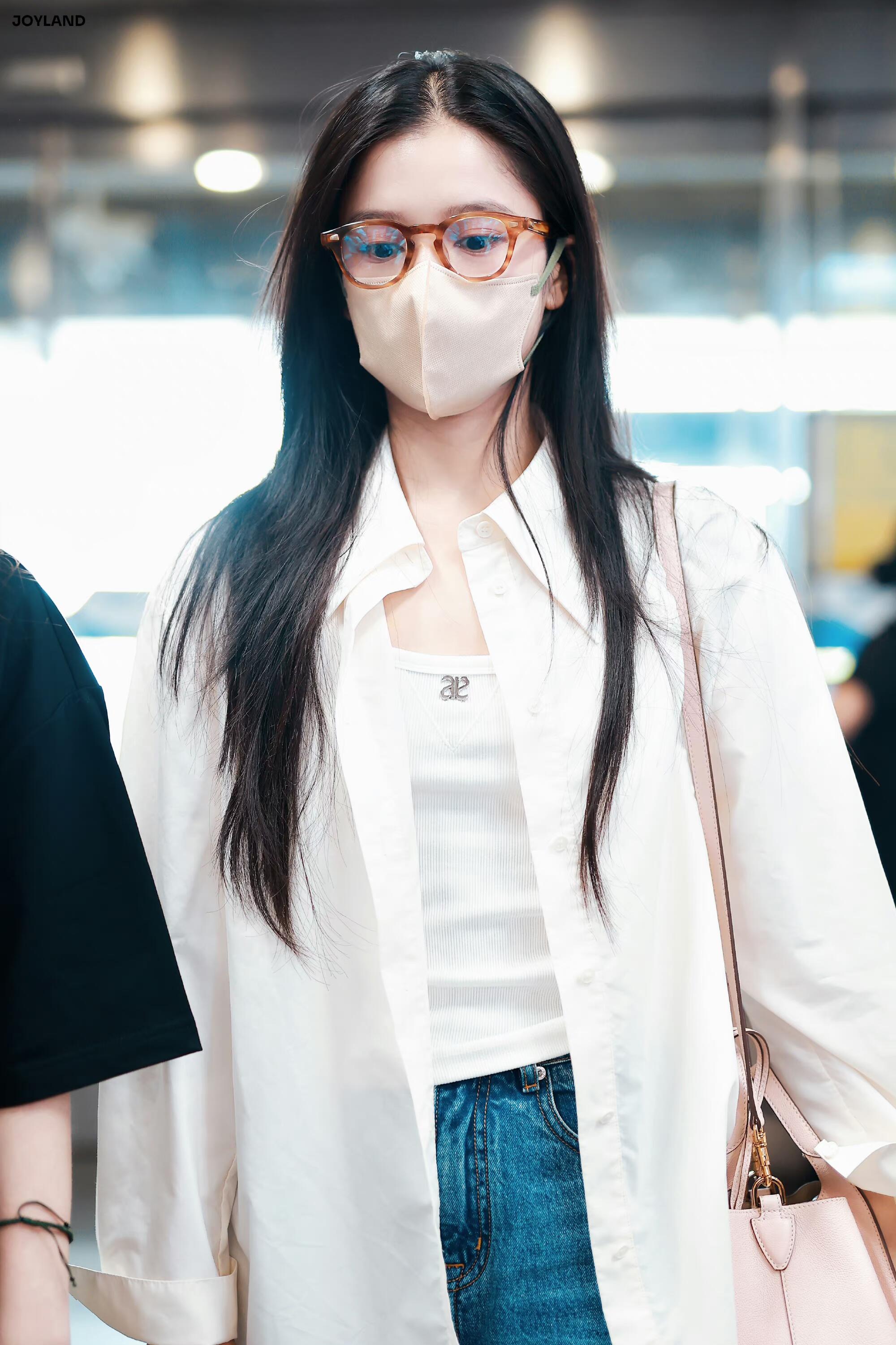 张婧仪白衬衫清爽文艺范儿