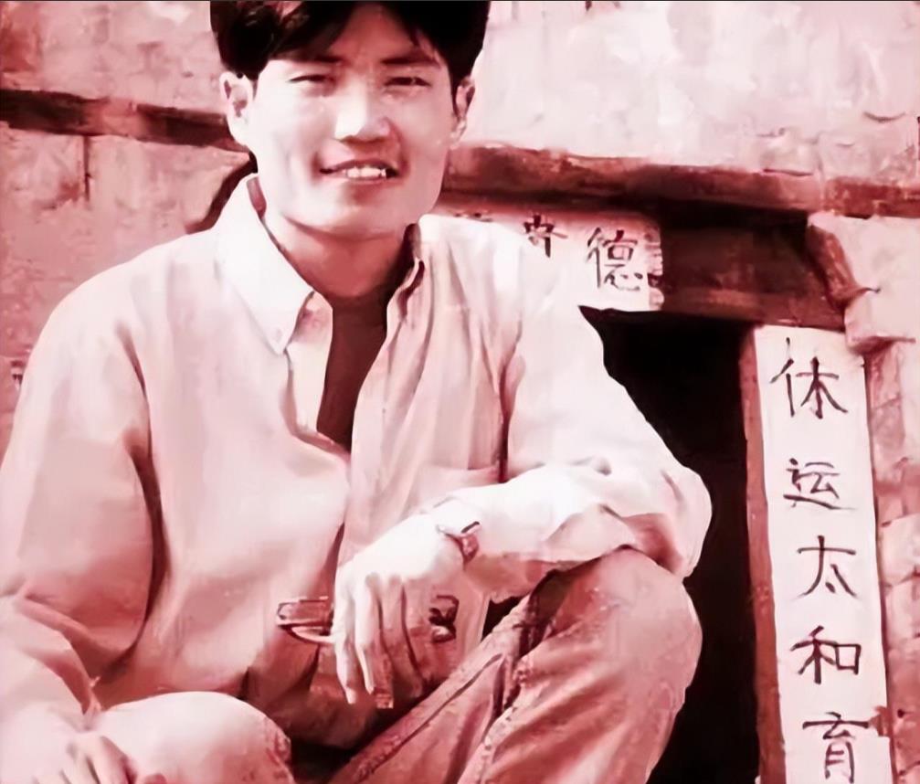 2003年，广东一大学生因三证不全者被关入收容所，工作人员吩咐收容者的头头：“半