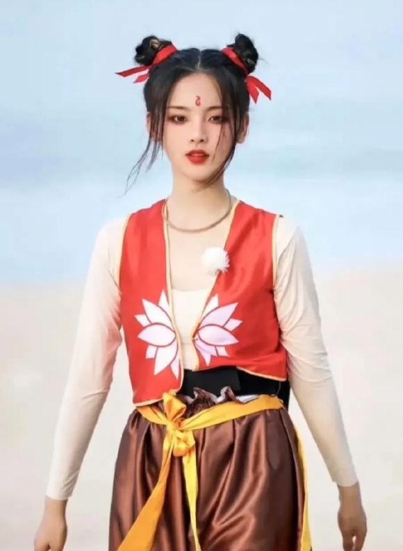 才刷到
被可爱到了
杨超越原来在节目里也cos过哪吒，不得不说，配合上她的建模脸