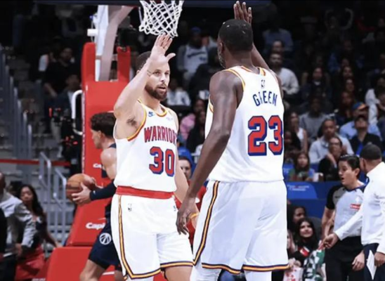 NBA常规赛继续开打，勇士主场以139-105战胜76人，阻止了连败的到来。本场