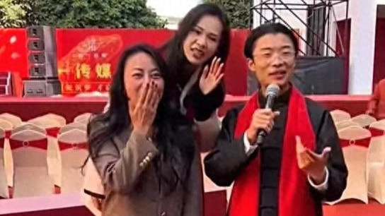 千万网红郭有才公司开业，1000平大楼不输三只羊，老爸穿貂戴礼帽