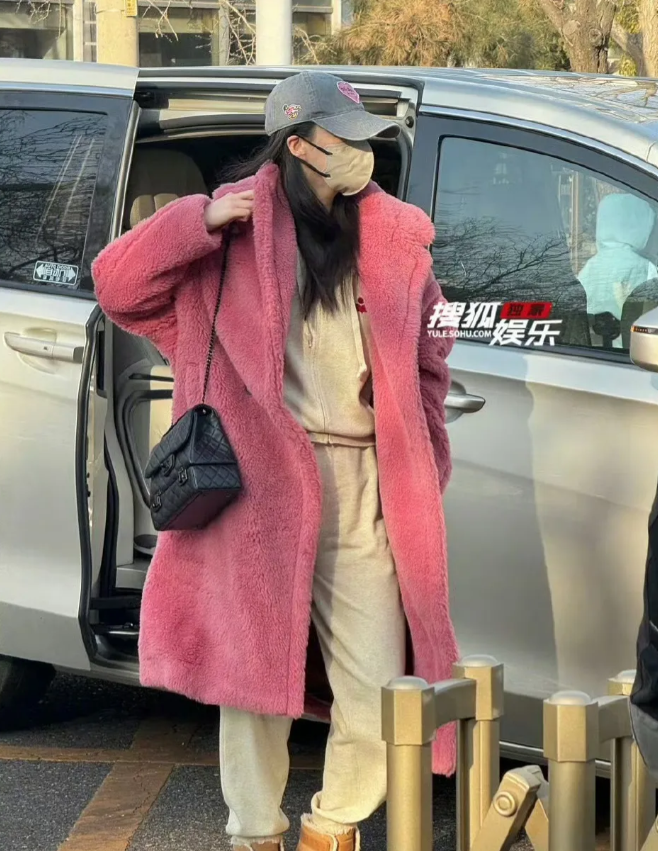蒋欣参加春晚彩排，粉色泰迪熊大衣配4万块的香奈儿包包，减龄又时尚。