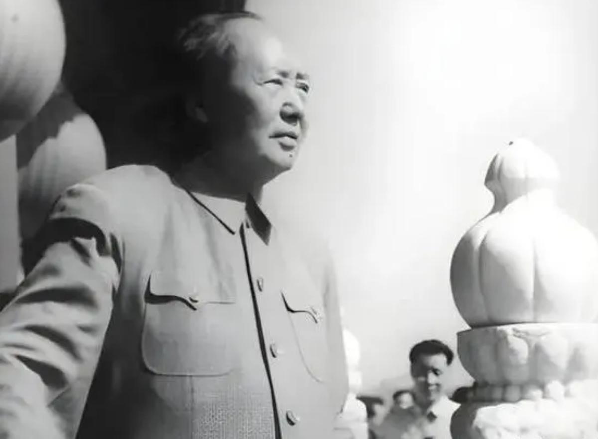 没上过军校，很少摸枪，且只当了半年兵的毛主席为何能成为我军的领头人？对于这个问题