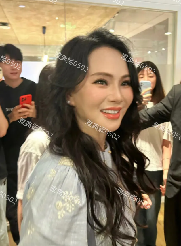 伊能静虽然本人脸上有很明显的医美痕迹但整体还是年轻好看的。
56岁的她一如既往的