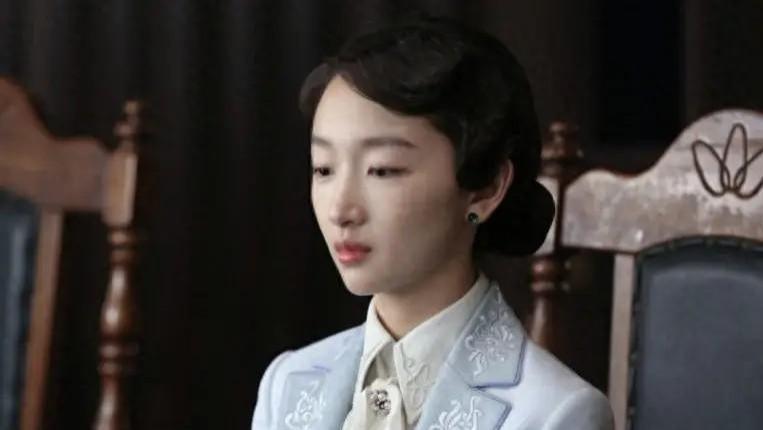 医美做得也太夸张了吧！以前那位极具辨识度的周冬雨哪去了？