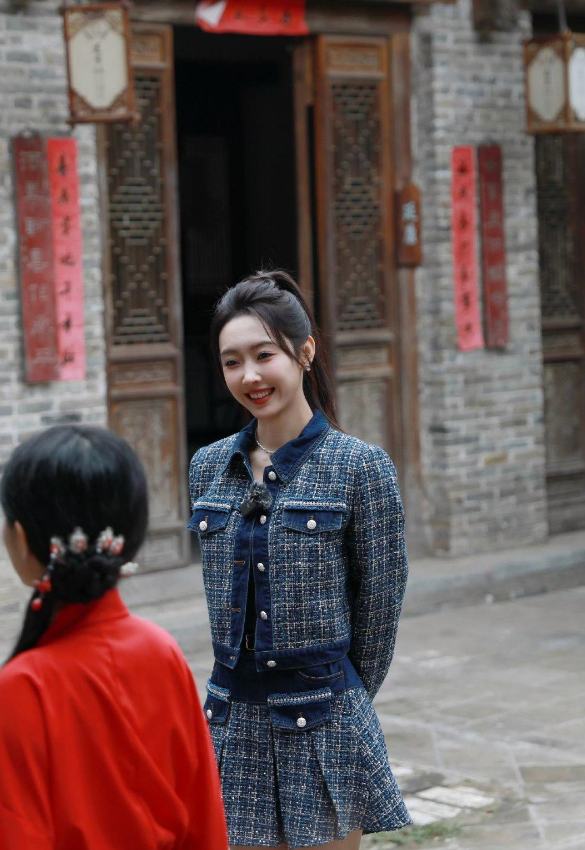 宣璐套装优雅好气质，这身蓝调格纹套装好衬你哦，站在那儿就是一幅画，美得让人心动！