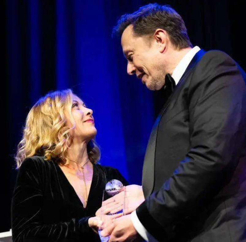 吃瓜！马斯克和意大利女总理深情对视，浓浓爱意快溢出屏幕了。

马斯克为意大利女总